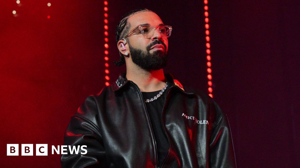 Drake announces tour to clash with Kendrick Super Bowl - BBC News